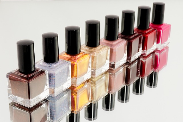 Smalto e strumenti per manicure